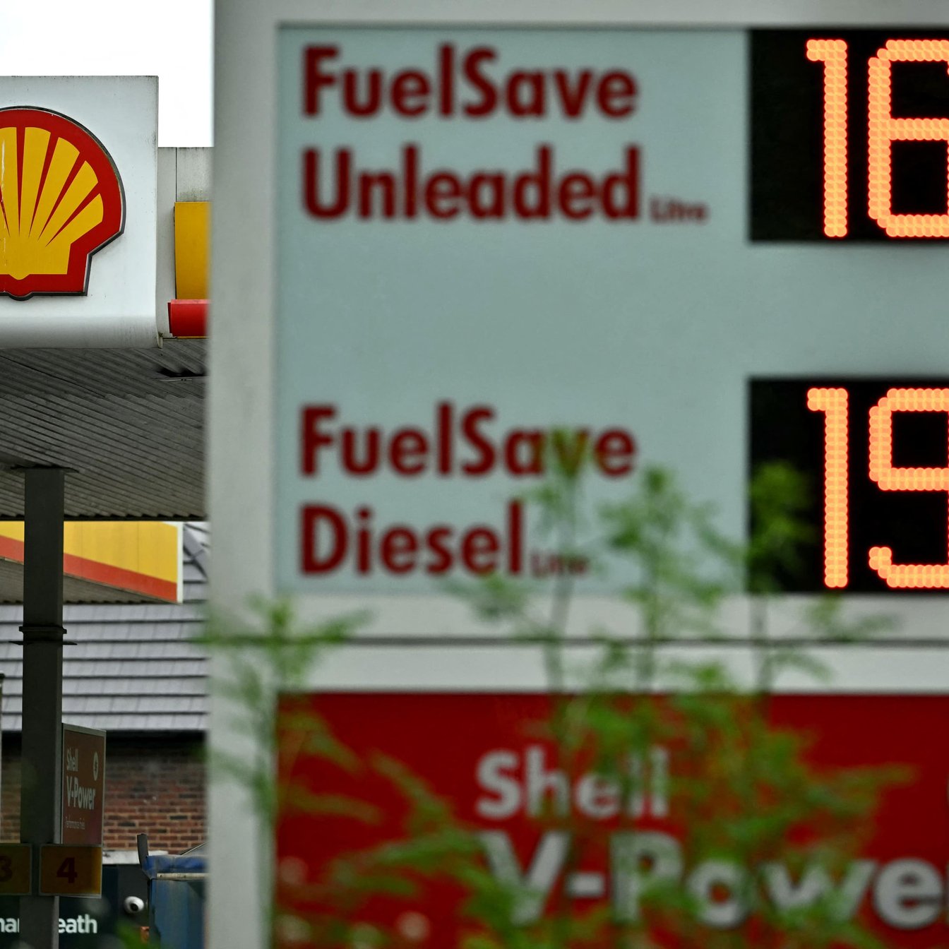 Oil Giant Profits Reveal Hidden Consumer Costs and Delayed Green Transition